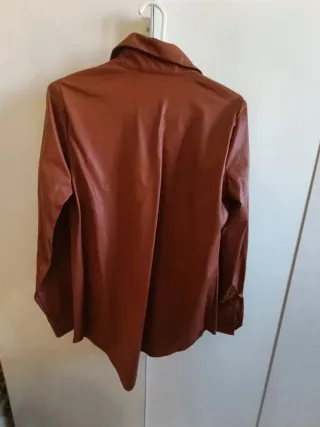 Camisa Stradivarius efecto piel