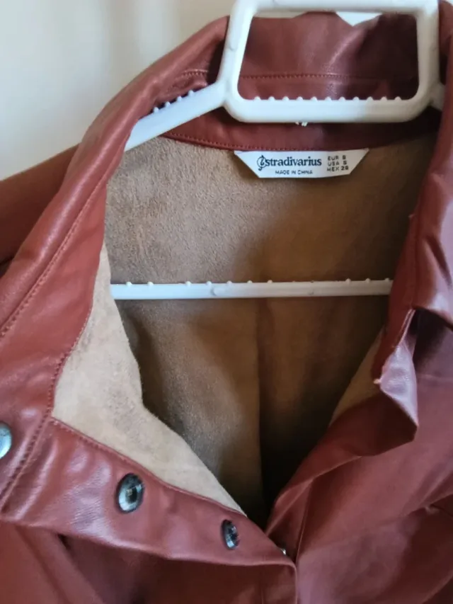 Camisa Stradivarius efecto piel