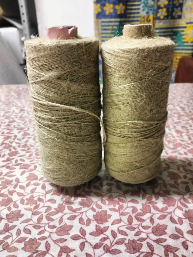 2 bobine di spago grezzo.