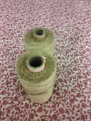 2 bobine di spago grezzo.