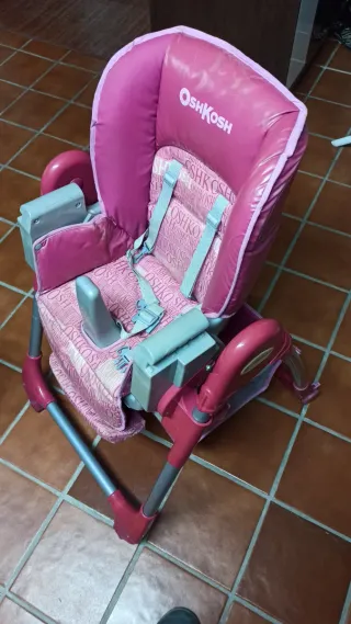 Trona OshKosh rosa para bebé