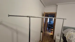 Colgador de ropa metálico cromado con ruedas