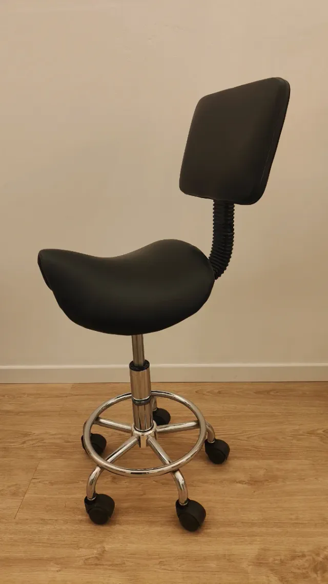 Silla Ergonómica Negra con Respaldo