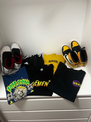 Lote de sudaderas, camisetas y playeras de marca.