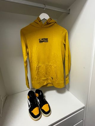 Lote de sudaderas, camisetas y playeras de marca.