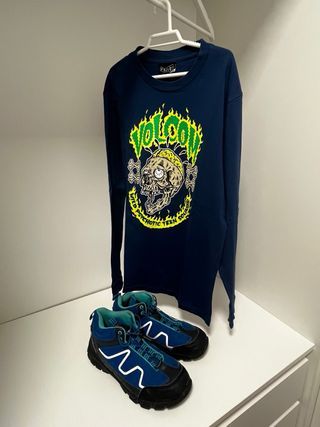 Lote de sudaderas, camisetas y playeras de marca.