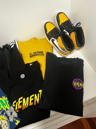 Lote de sudaderas, camisetas y playeras de marca.