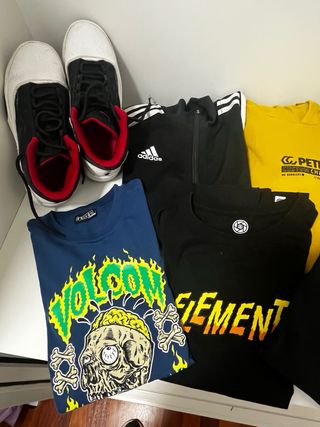 Lote de sudaderas, camisetas y playeras de marca.