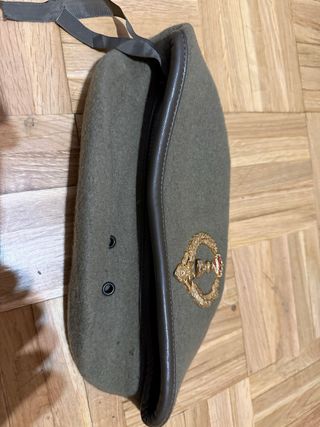 Boina Militar Verde con Insignia Dorada