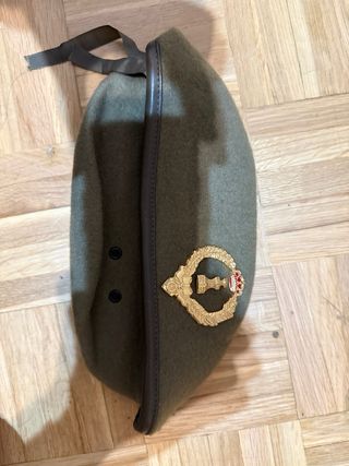 Boina Militar Verde con Insignia Dorada