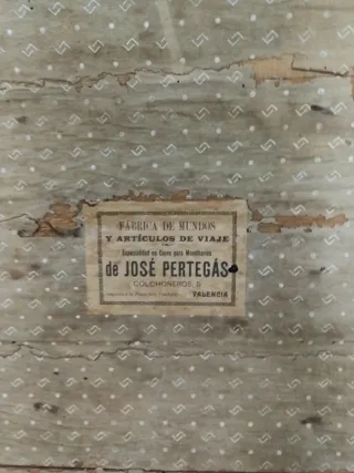 Baúl antiguo de madera y metal