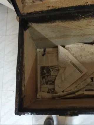 Baúl antiguo de madera y metal