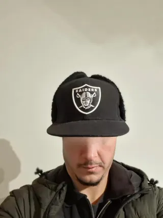 Gorra Raiders negra con orejeras