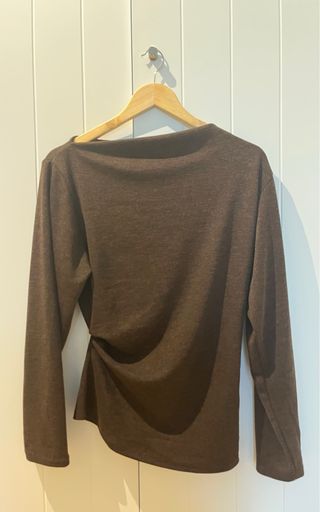 Jersey fino marrón con drapeado