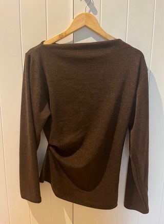 Jersey fino marrón con drapeado