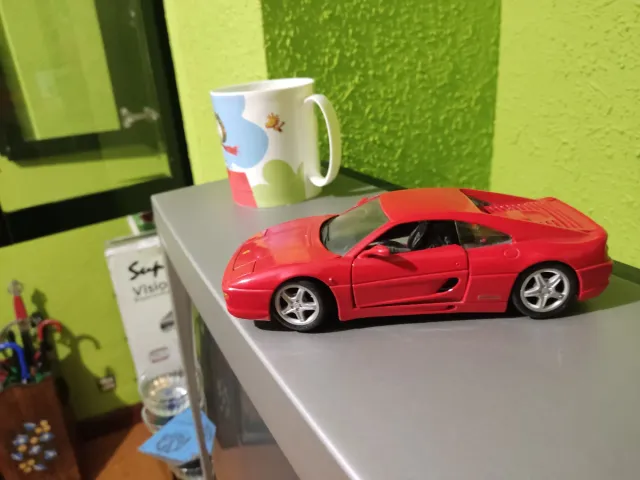 Coche a escala Ferrari Rojo 365