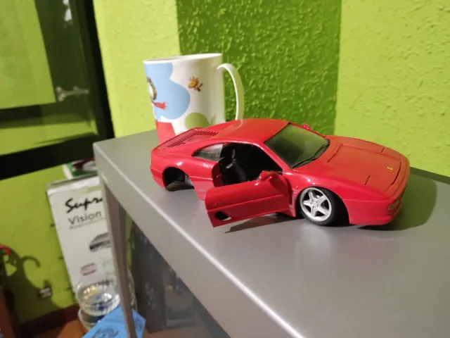 Coche a escala Ferrari Rojo 365