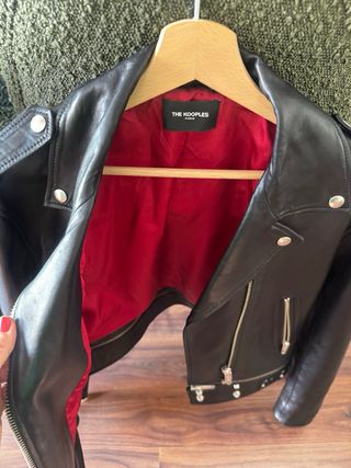 Cazadora de cuero The Kooples negra y roja