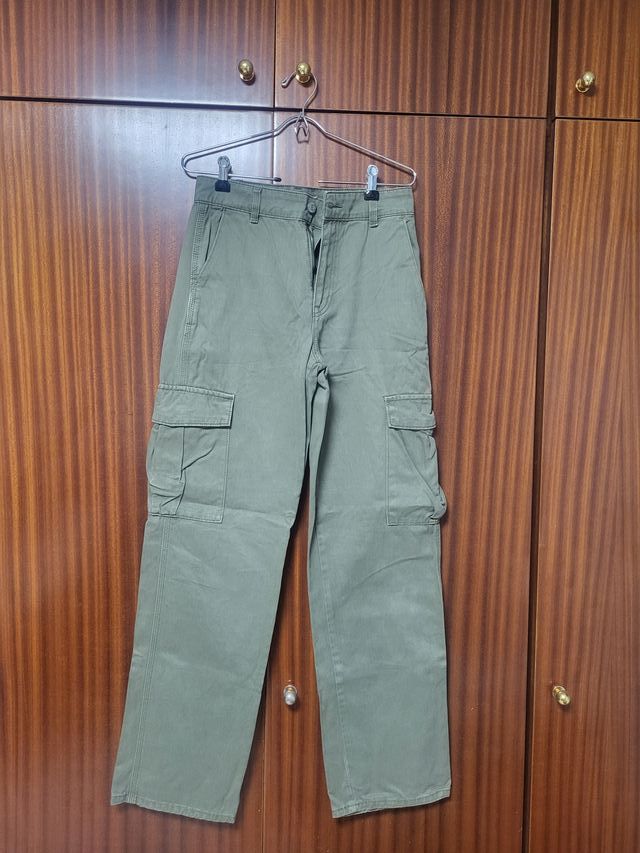 Pantalón cargo Pull&Bear verde T-36