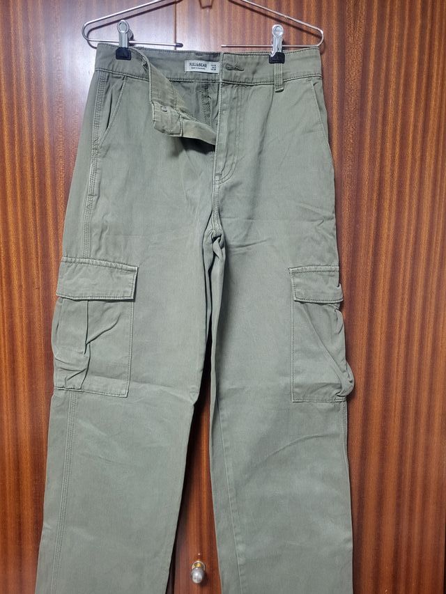 Pantalón cargo Pull&Bear verde T-36