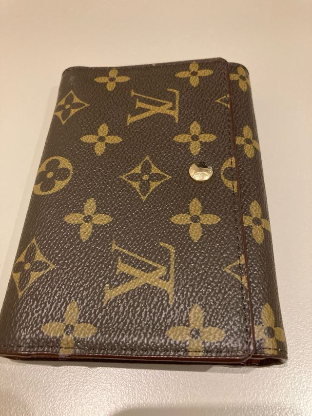 Billetero tipo Louis Vuitton Marrón
