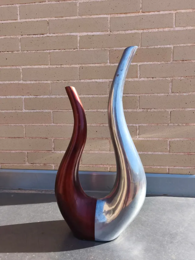 Se vende elegante florero de aluminio