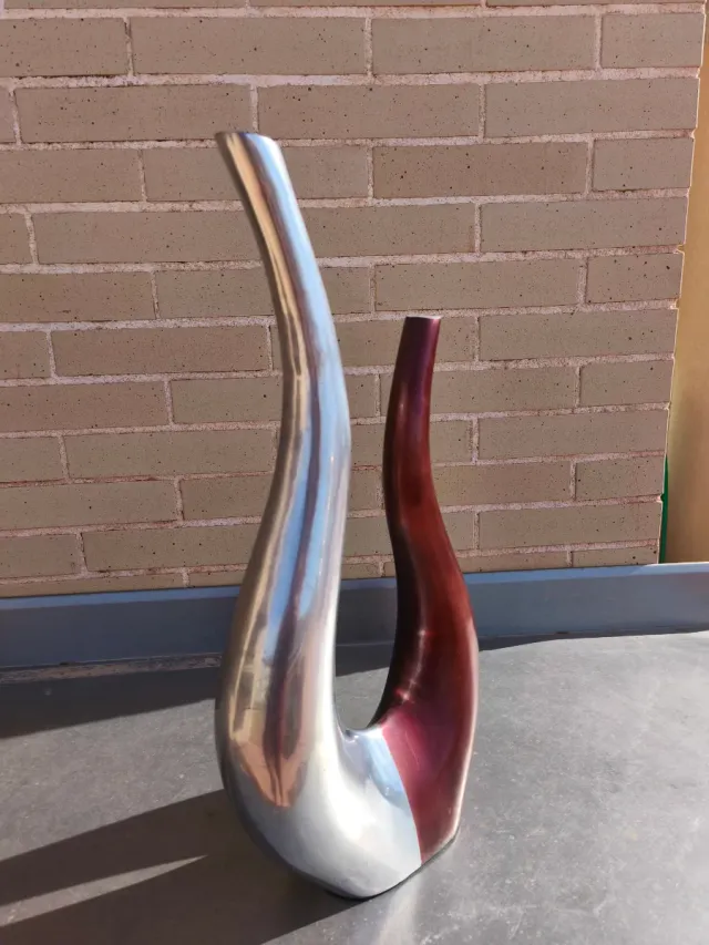 Se vende elegante florero de aluminio