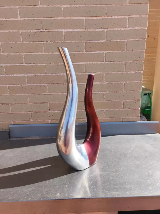 Se vende elegante florero de aluminio