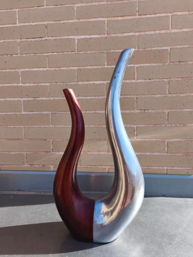 Se vende elegante florero de aluminio