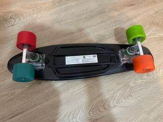 Skate Negro con Ruedas Naranjas y Verdes