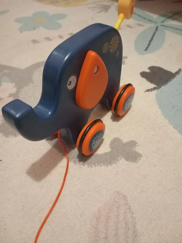 Elefante de arrastre casi nuevo