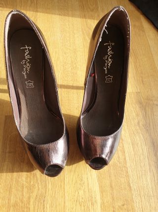 Zapatos de tacón aguja brillantes dorados/morados