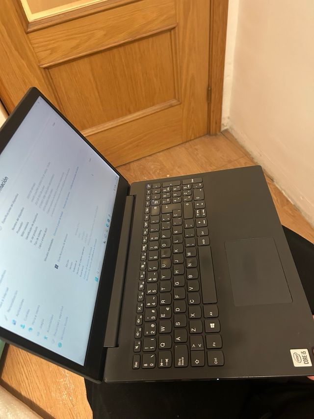 Ordenador Lenovo V15 IIL Negro