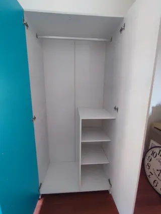 Armario infantil azul y blanco