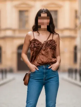 Top marrón con flores relieve