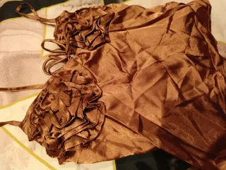 Top marrón con flores relieve