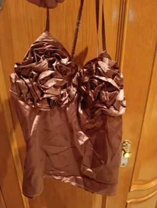 Top marrón con flores relieve