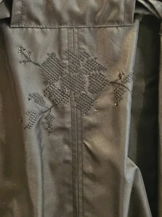 Gabardina Flamenco Negra con Detalles bordados.
