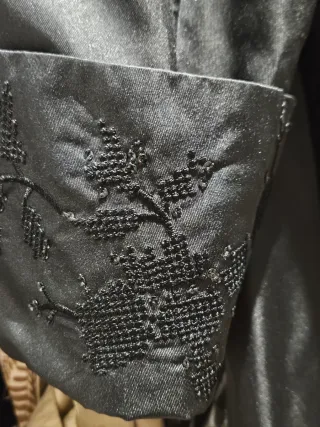 Gabardina Flamenco Negra con Detalles bordados.