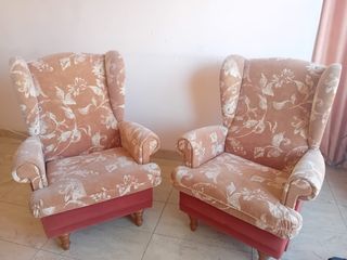 Dos sillones tapizados con estampado floral