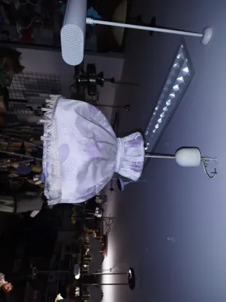 Lámpara de tela morada y blanca