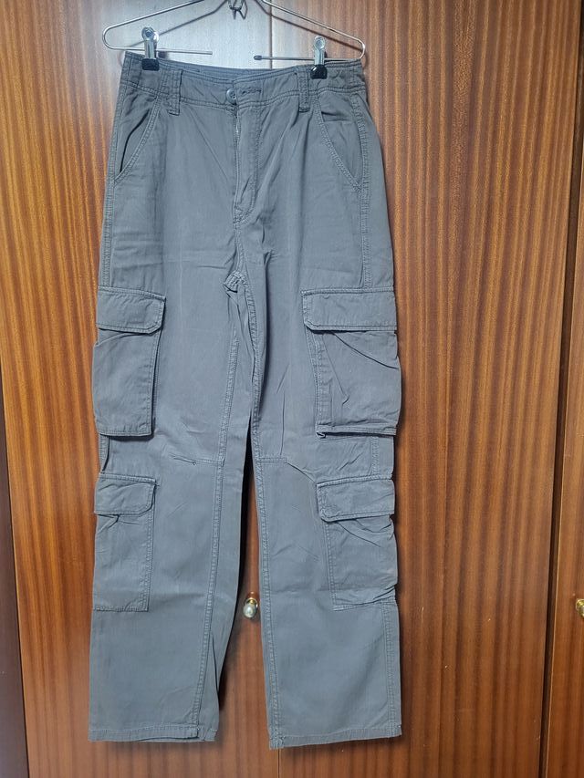 Pantalón cargo Bershka gris oscuro T-36