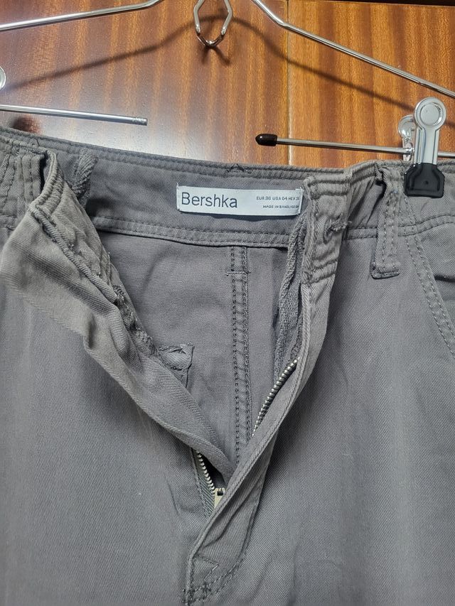 Pantalón cargo Bershka gris oscuro T-36