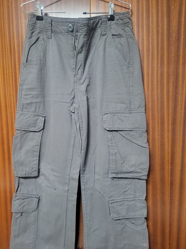 Pantalón cargo Bershka gris oscuro T-36