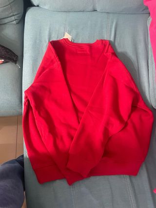 Sudadera Guess Roja Logo Triángulo