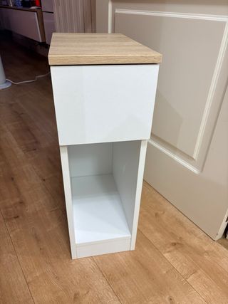 Mesita de noche blanca y madera