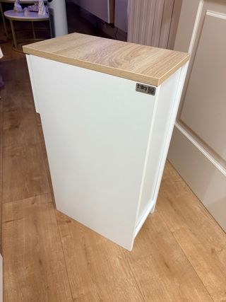 Mesita de noche blanca y madera