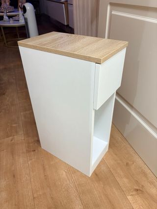 Mesita de noche blanca y madera