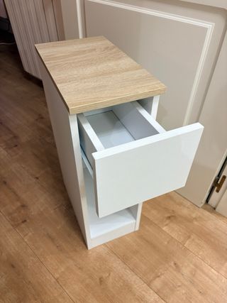 Mesita de noche blanca y madera