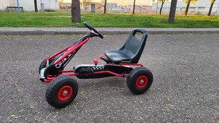 Coche de pedales infantil rojo y negro